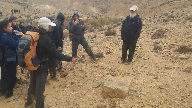 פרופ׳ חיים בן דוד (מימין) ליד בסיס אבן המיל שזיו שרצר מצא בסיור המוקדם (צילום: ביה"ס שדה, מדרשת שדה בוקר)