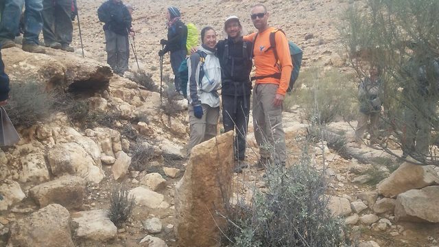 זיו שרצר והמטיילים שמצאו את אחת מאבני המיל (צילום: ביה"ס שדה, מדרשת שדה בוקר)